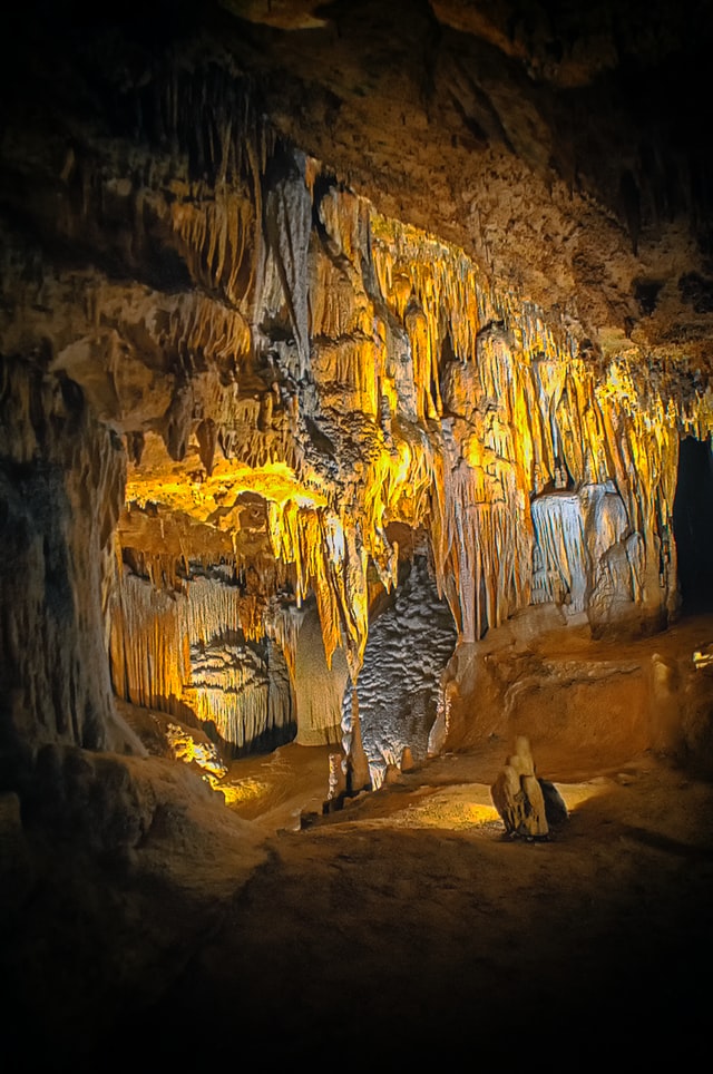 A picture of caverns you might see hiking in Florida