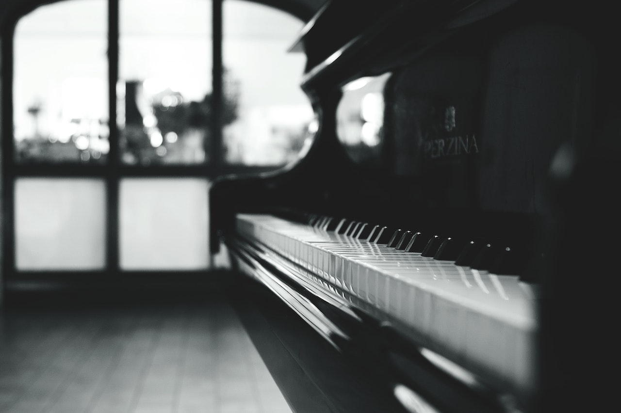 Black and white photo of a piano