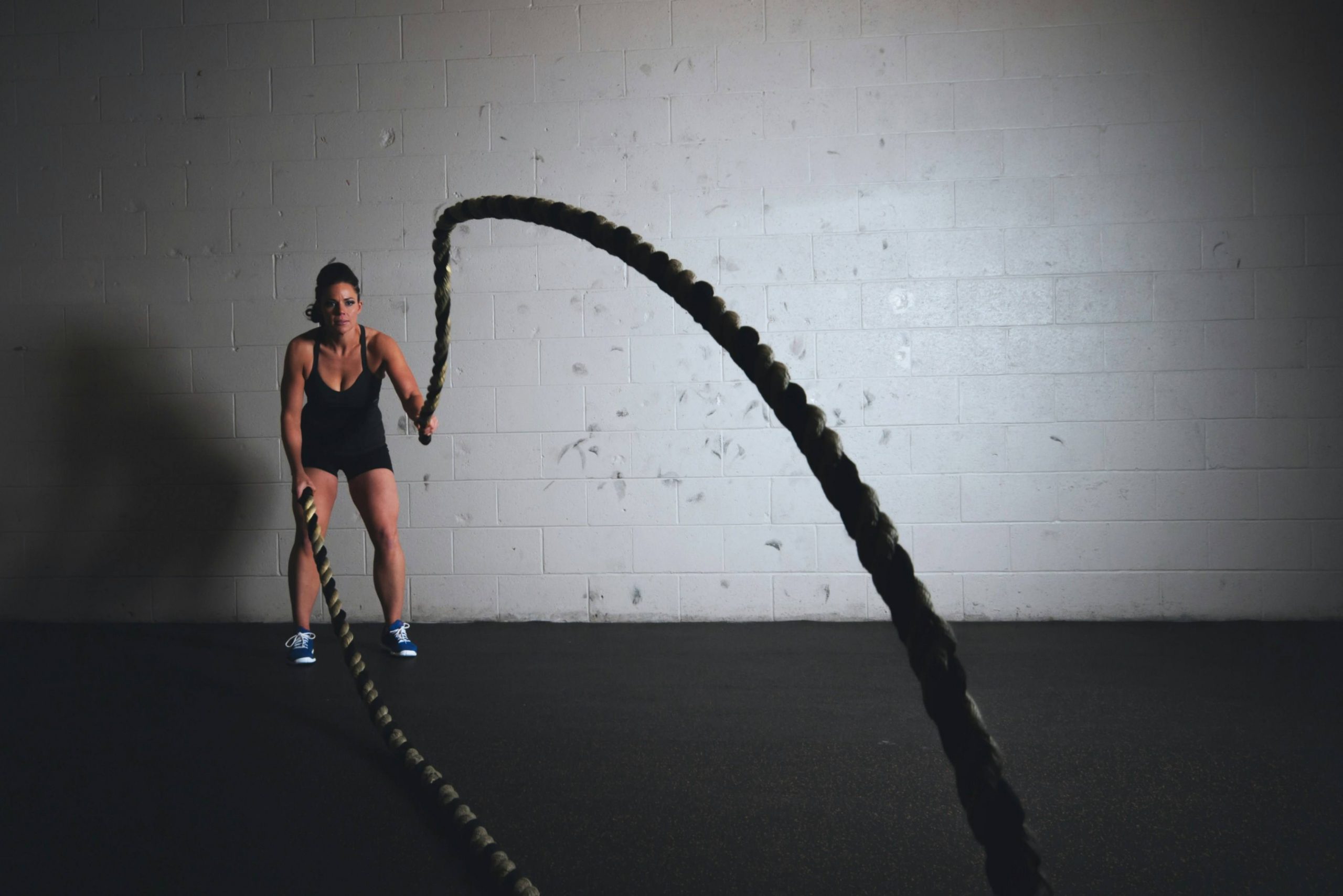 A women doing a Pre-Workout with ropes
