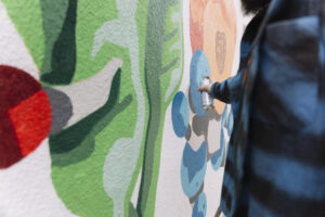 man-making-graffiti