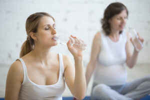  pregnant-women-drinking-water
