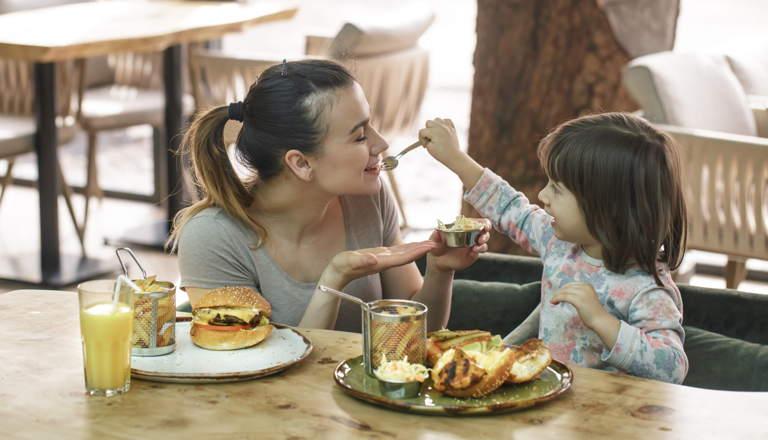 mom-with-cute-daughter-eating-fast-food